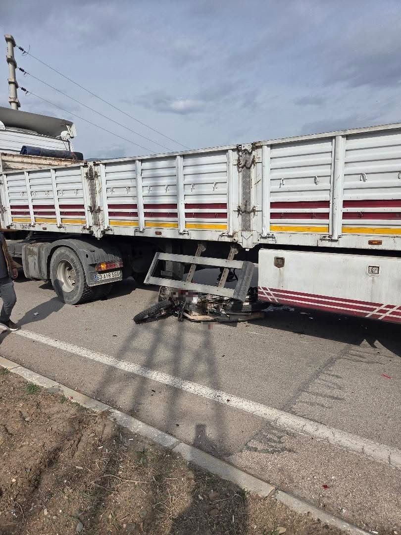 Tırla &ccedil;arpışan motosikletin s&uuml;r&uuml;c&uuml;s&uuml; &ouml;ld&uuml;
