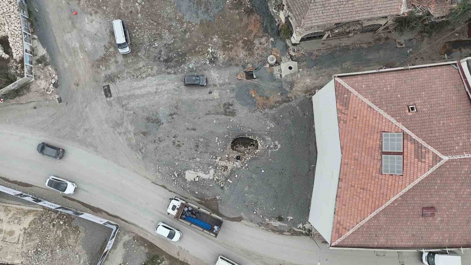 Depremde yıkılan binanın arazisinde yaşanan g&ouml;&ccedil;&uuml;kle tarihi su kanalı ortaya &ccedil;ıktı
