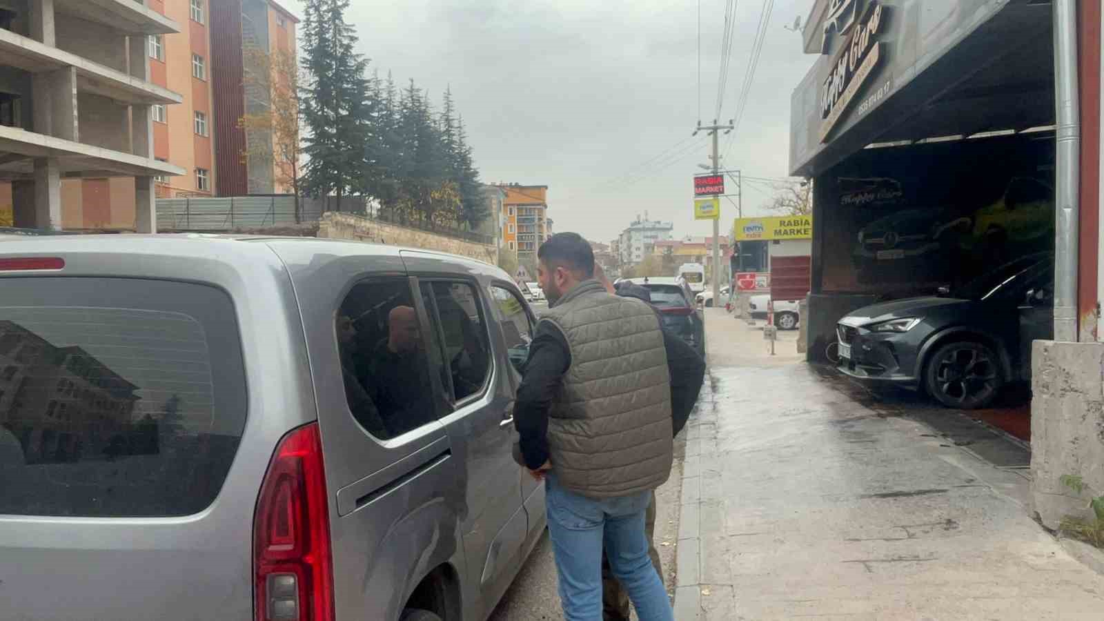 Eşinin bıçakladığı adam, eşini adliye çevresinde pompalı tüfek ile bekledi
