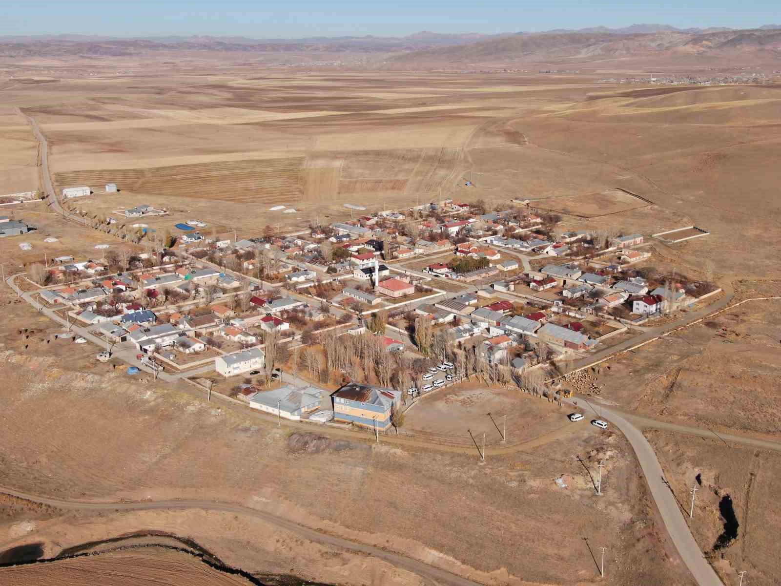 Van’ın Özalp ilçesinde simetrik yapılar sonbahar güzelliğiyle büyülüyor