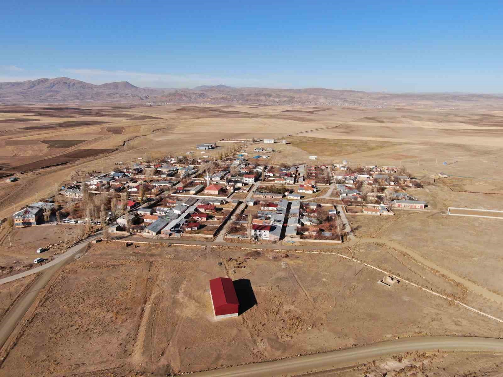 Van&rsquo;ın &Ouml;zalp il&ccedil;esinde simetrik yapılar sonbahar g&uuml;zelliğiyle b&uuml;y&uuml;l&uuml;yor
