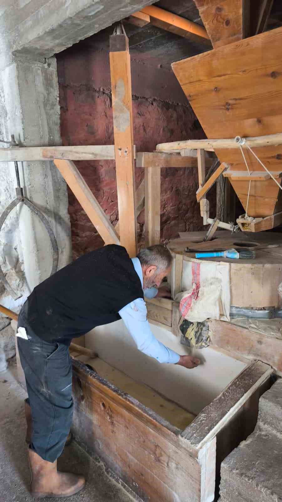 Ardanuç’ta 80 yıllık değirmen geleneksel yöntemlerle üretim yapıyor