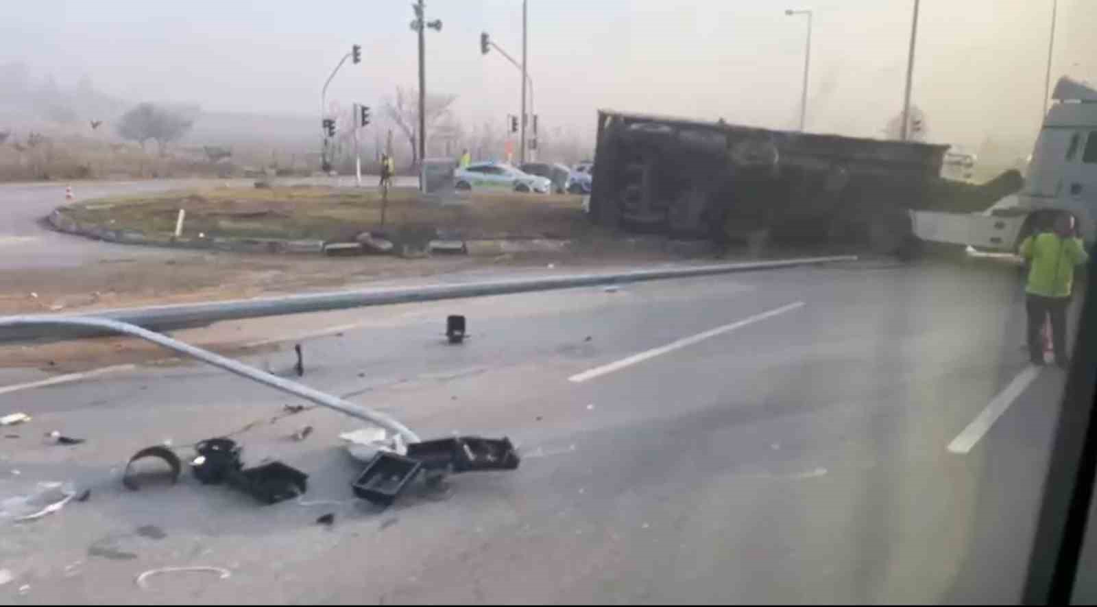 Eskişehir’de yan yatan tır trafiği olumsuz etkiledi