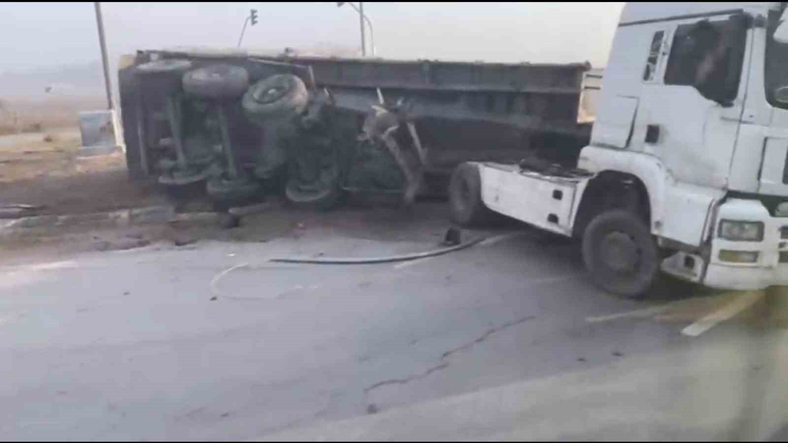 Eskişehir’de yan yatan tır trafiği olumsuz etkiledi