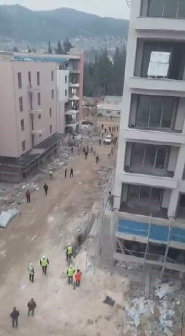 Ortalığın savaş alanına d&ouml;nd&uuml;ğ&uuml; kavga polisin havaya ateş a&ccedil;masıyla son buldu
