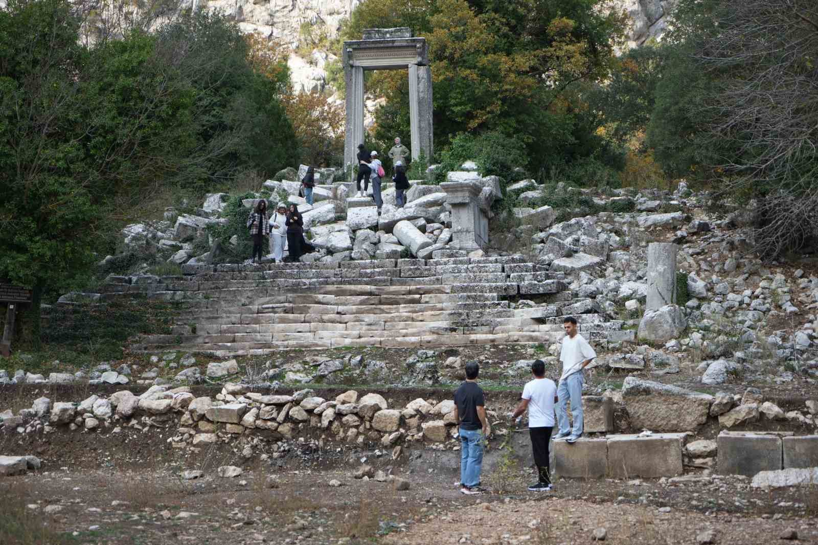 Termessos’ta ilk kazıda dans eden kadınlar mezarı, Antiochis’in anıt mezarı ve figürlü lahit parçaları ortaya çıkarıldı