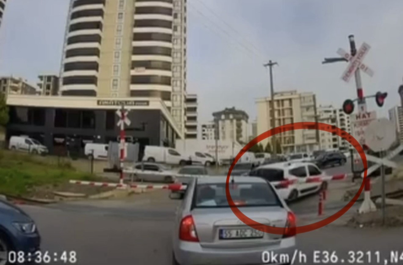 Tren yolu hattında trafik güvenliğini tehlikeye düşüren sürücüye ceza