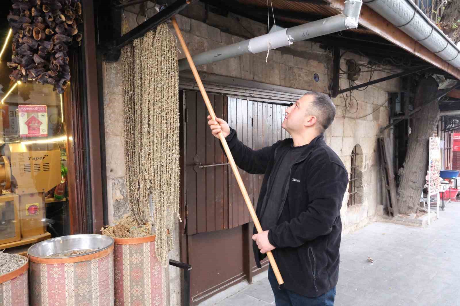 Gaziantep’te kışın vazgeçilmezi kuru bamya 2 bin TL’den tezgahta