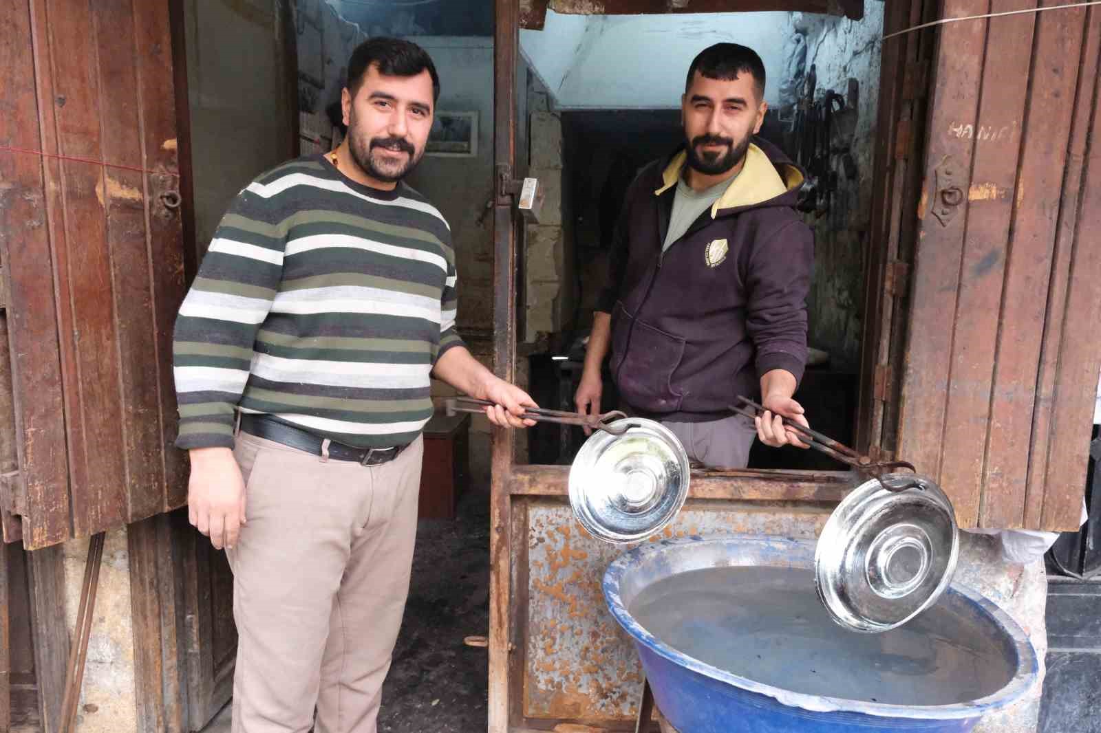 Havaların soğuması ateş başındaki kalay ustalarının yüzünü güldürdü
