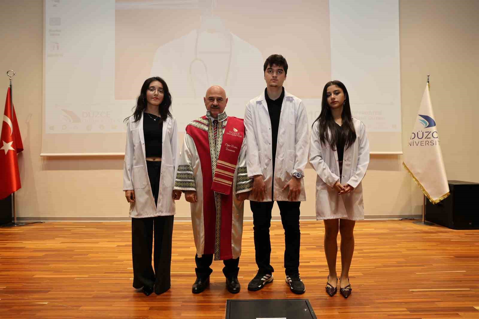 Tıp fakültesi öğrencileri beyaz önlüklerini giydi