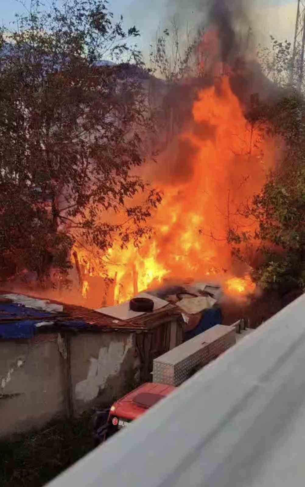 Bursa’da müstakil evin bahçesinde çıkan yangın korkuttu
