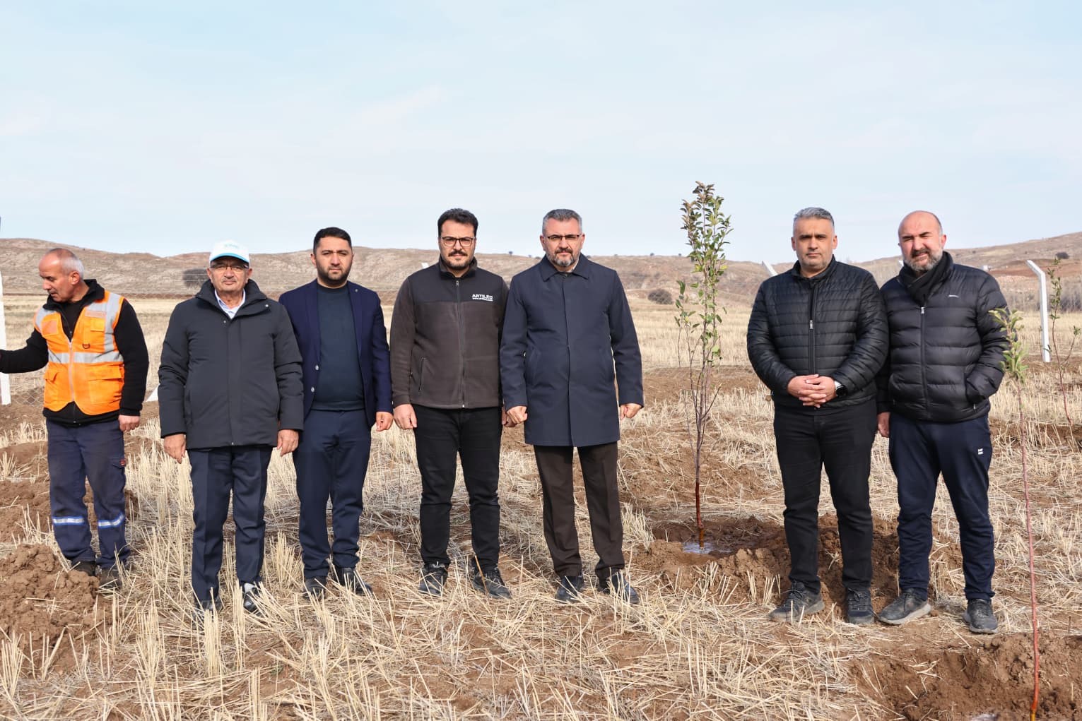 Sivas OSB&rsquo;de yeşil d&ouml;n&uuml;ş&uuml;m binlerce fidan toprakla buluşuyor
