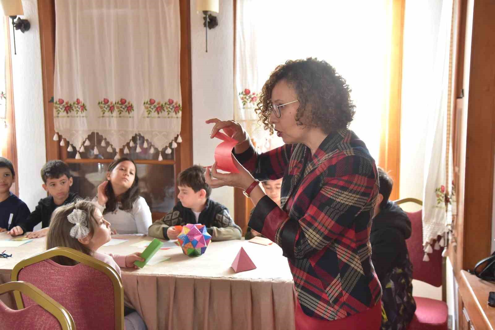 Çocuklar origami ile geometrinin dünyasını keşfetti