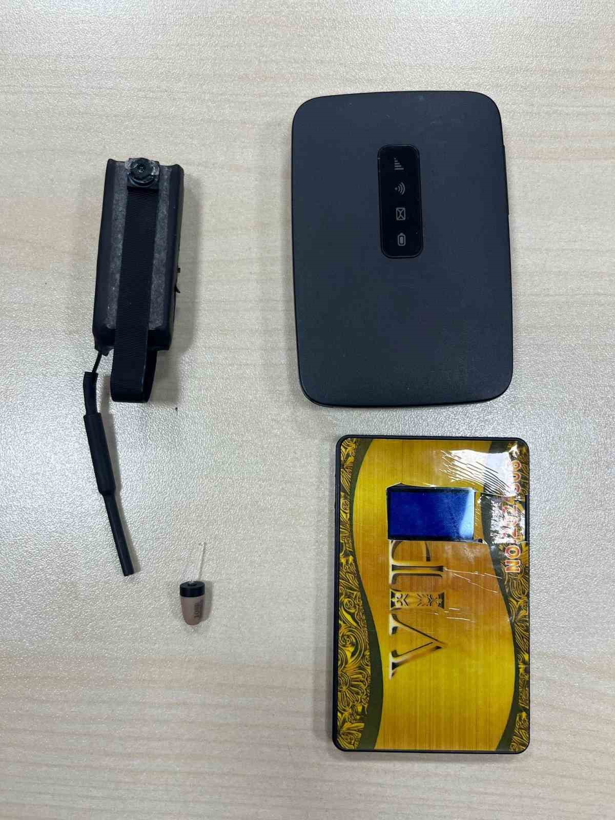 Ehliyet sınavında kopya düzeneğiyle yakalandı
