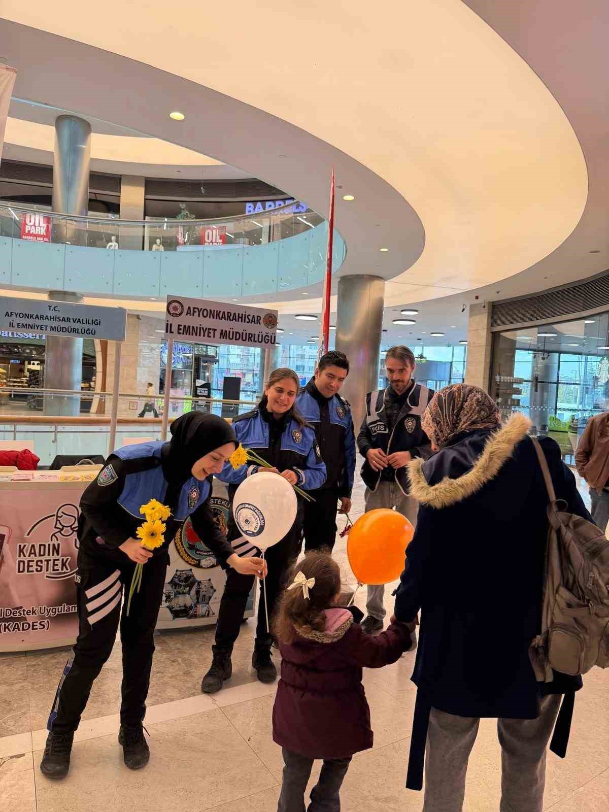 Polis kadına şiddetle mücadeleyi açtıkları stant ile anlattı