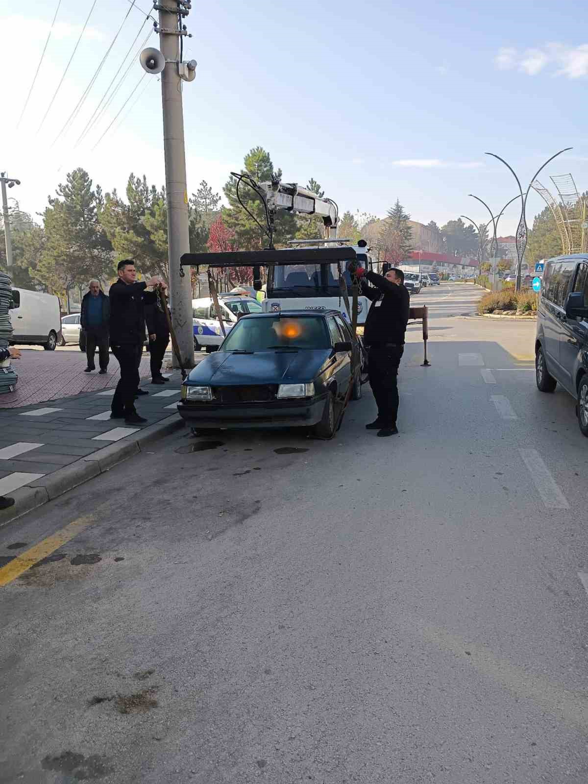 Bolu’da uzun süredir park halindeki hurda araçlar toplanıyor
