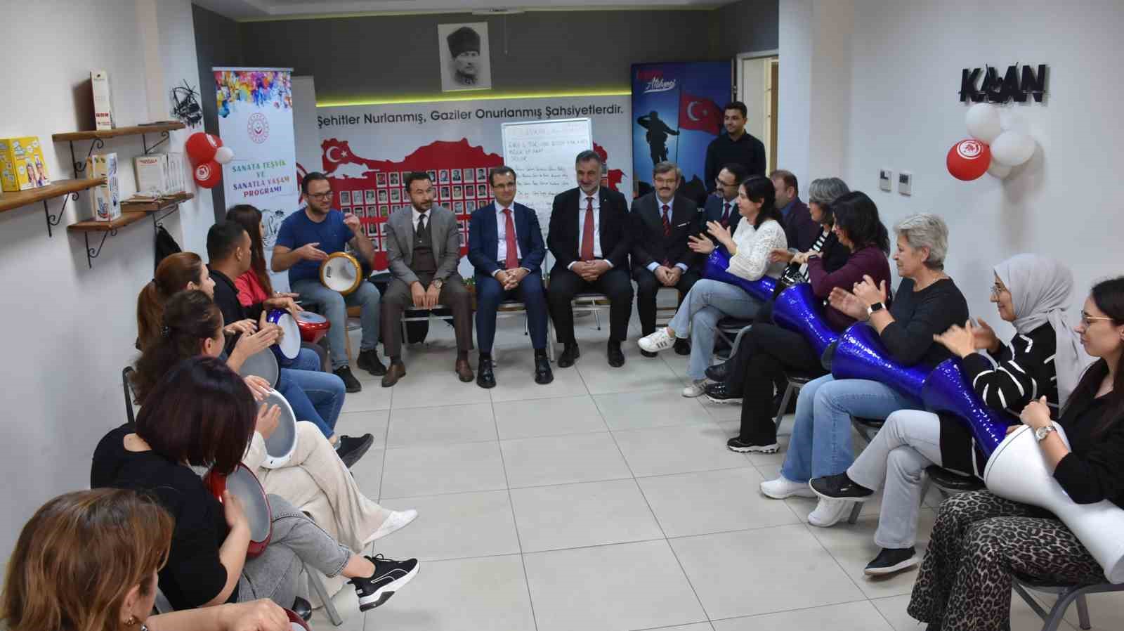 Salihli&rsquo;de şehit aileleri ve gaziler i&ccedil;in Ritm At&ouml;lyesi d&uuml;zenlendi
