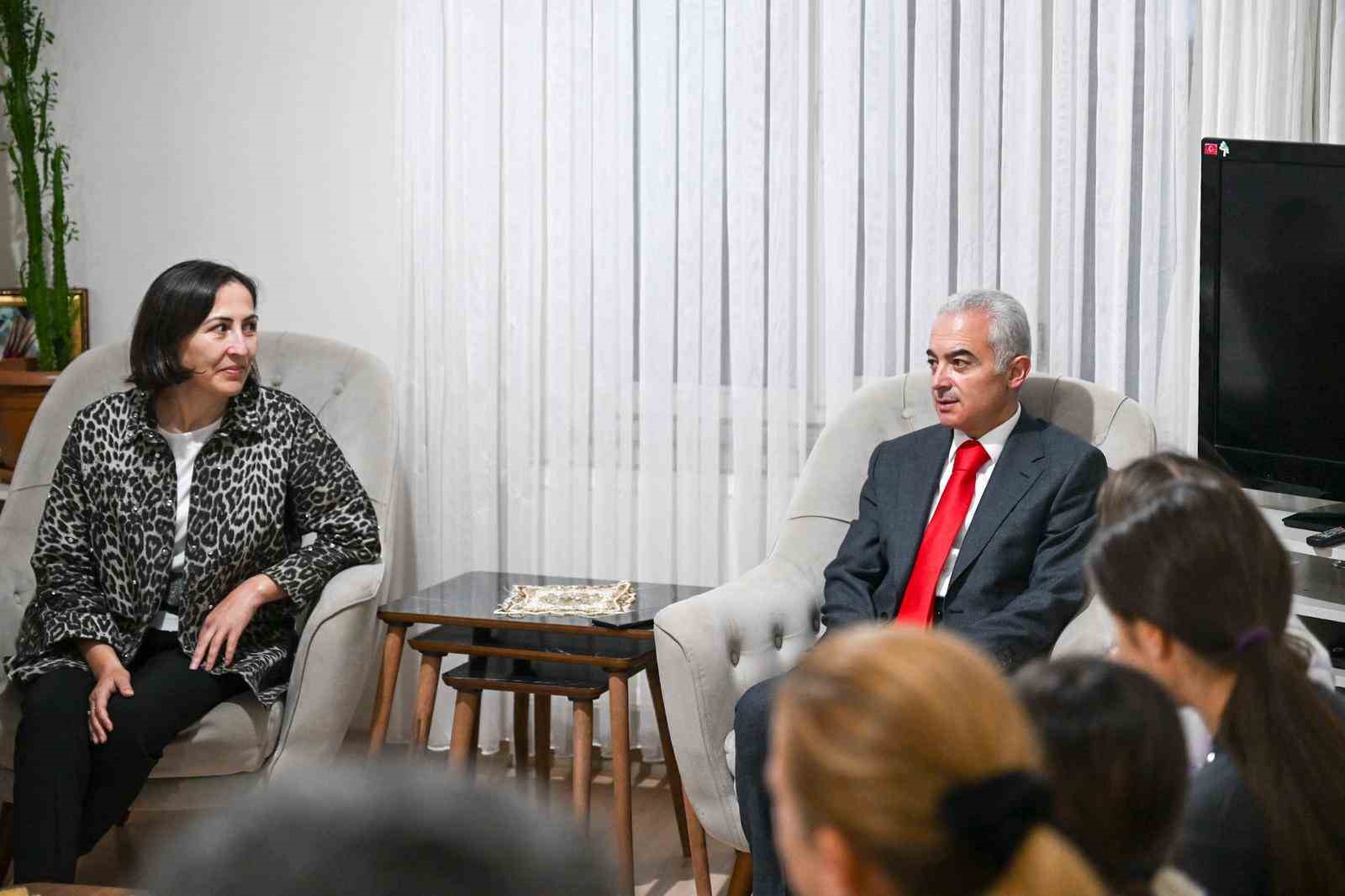 Kırklareli Valisi ve eşi sevgi evlerinde kalan çocuklarla buluştu