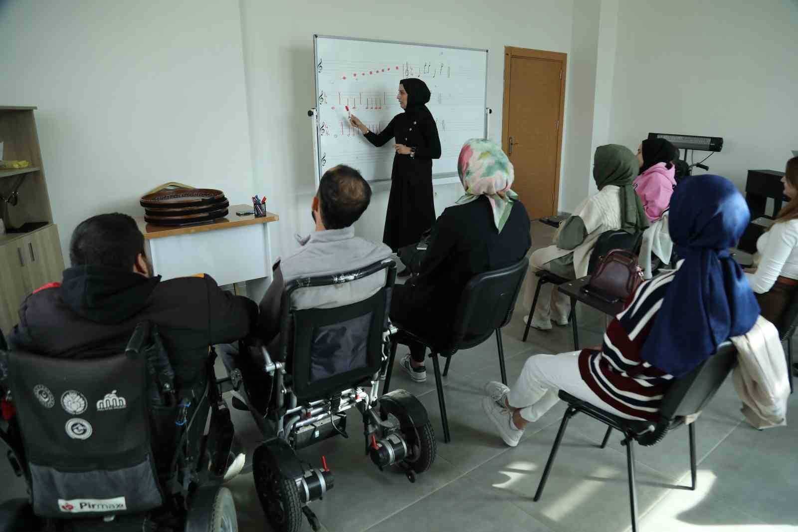 Engelsiz Yaşam Merkezi’nde dezavantajlı bireyler sosyal ve kültürel faaliyetlerle destekleniyor