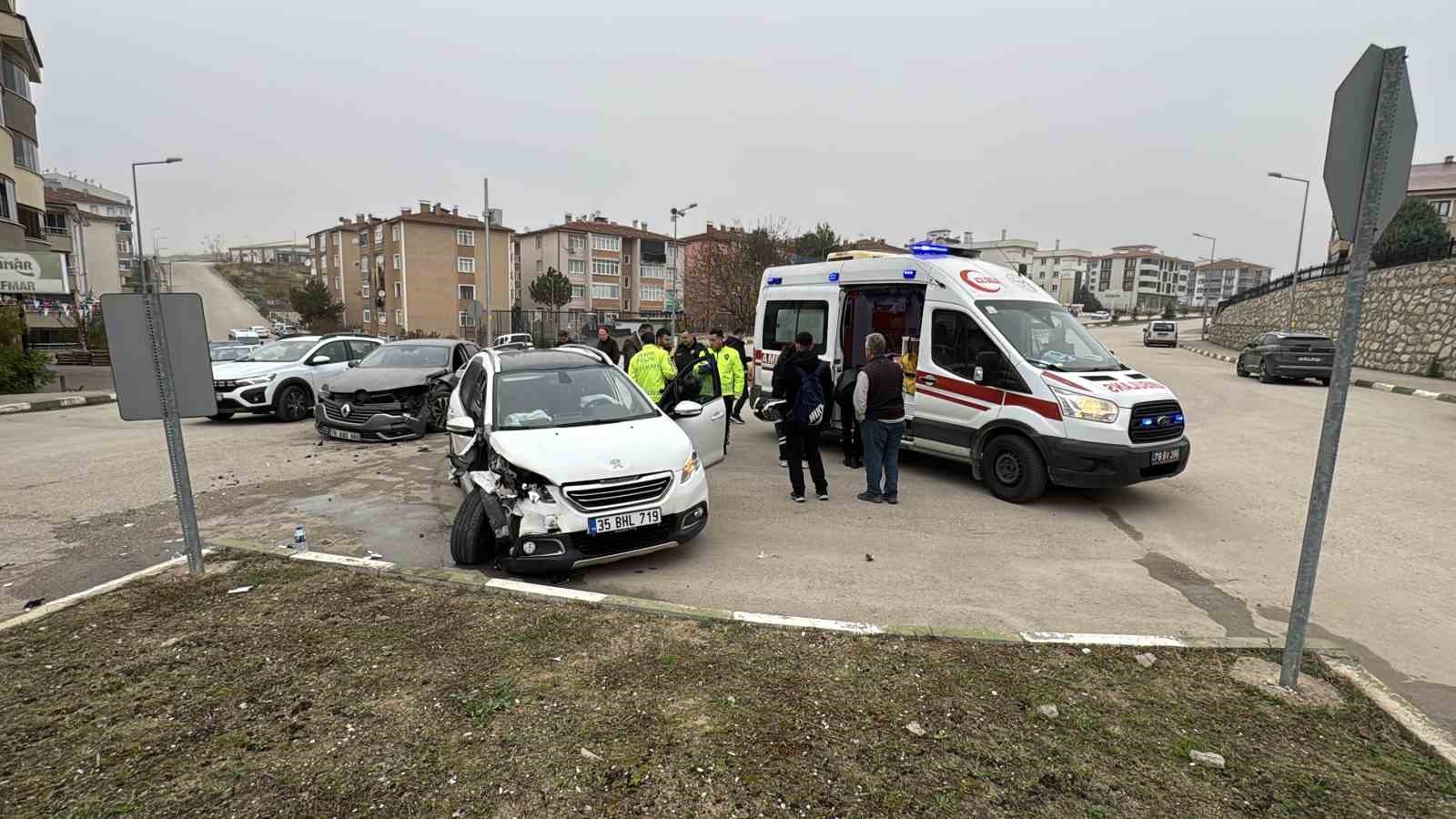 Otomobille motosikletin çarpıştığı kaza kamerada
