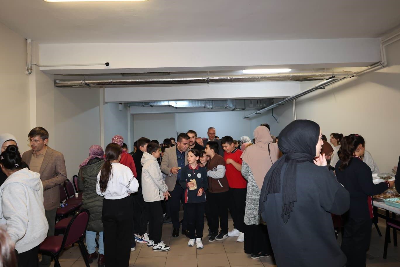 B&uuml;nyan&rsquo;da Gazze ve Doğu T&uuml;rkistan i&ccedil;in d&uuml;zenlenen hayır panayırına yoğun ilgi
