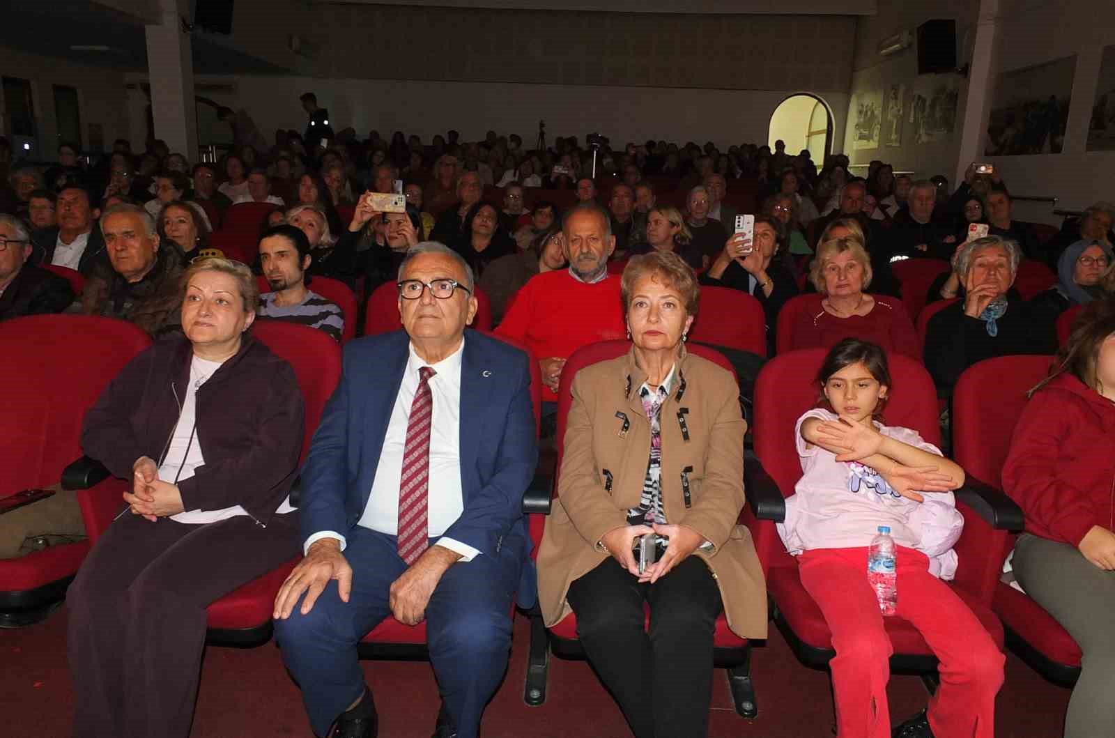 Balıkesir’de çok sesli kadın korosundan farkındalık konseri