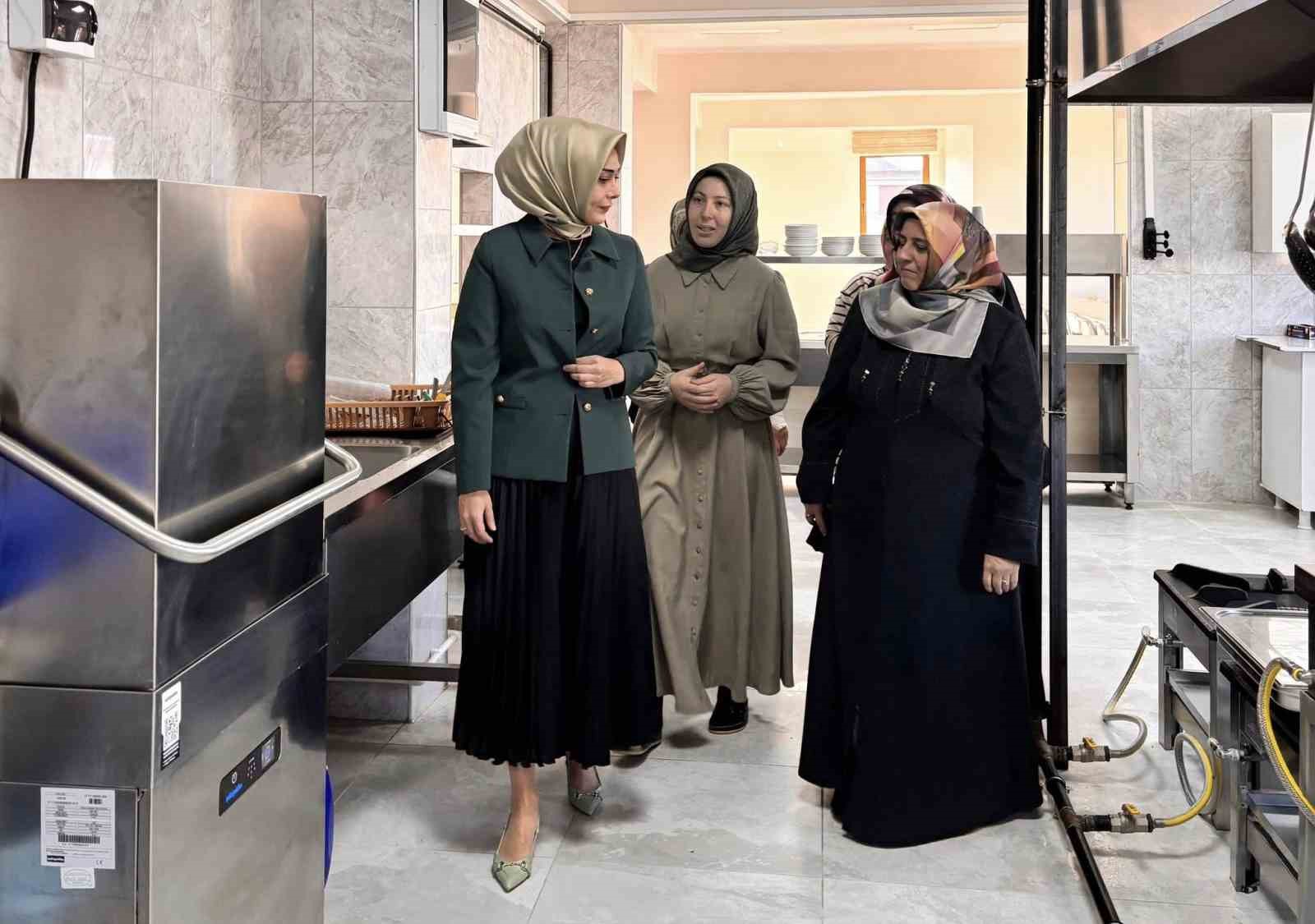 Vali eşi Berna Çiçek Kur’an Kursu’nu ziyaret etti
