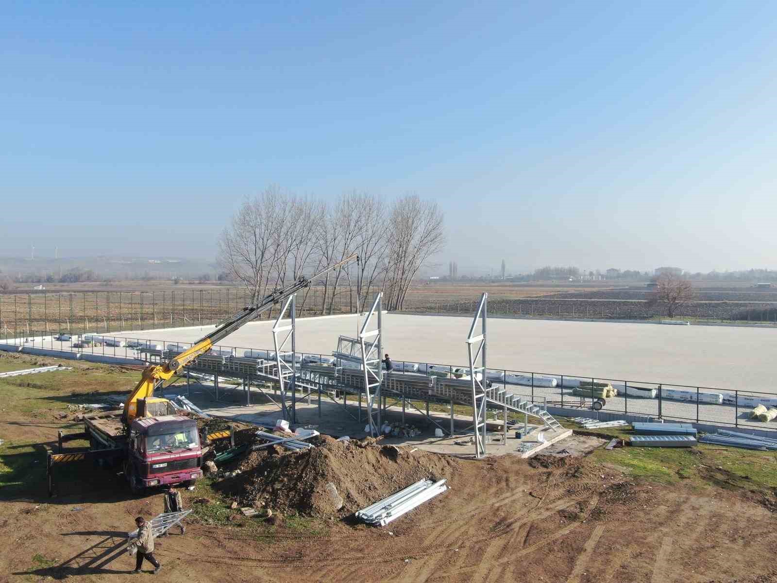 İnönü Spor Kompleksine çelik tribün yerleştiriliyor