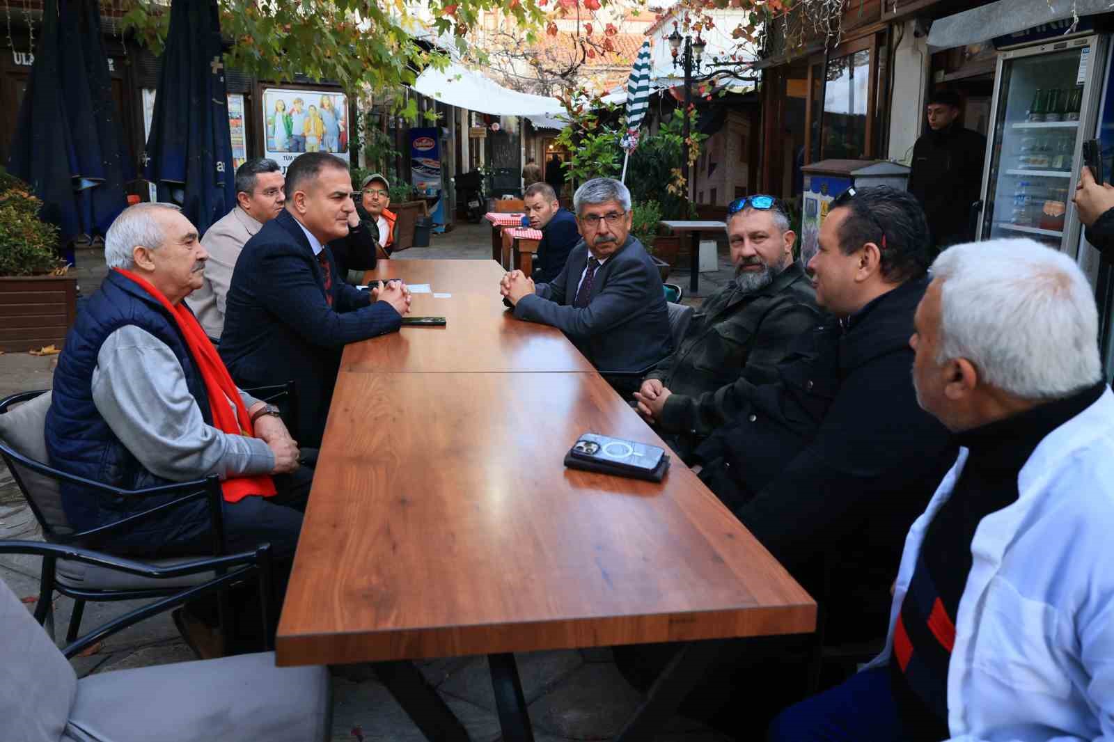 Vali Akbıyık ve Rektör Kaçar tarihi Arasta esnafını ziyaret etti