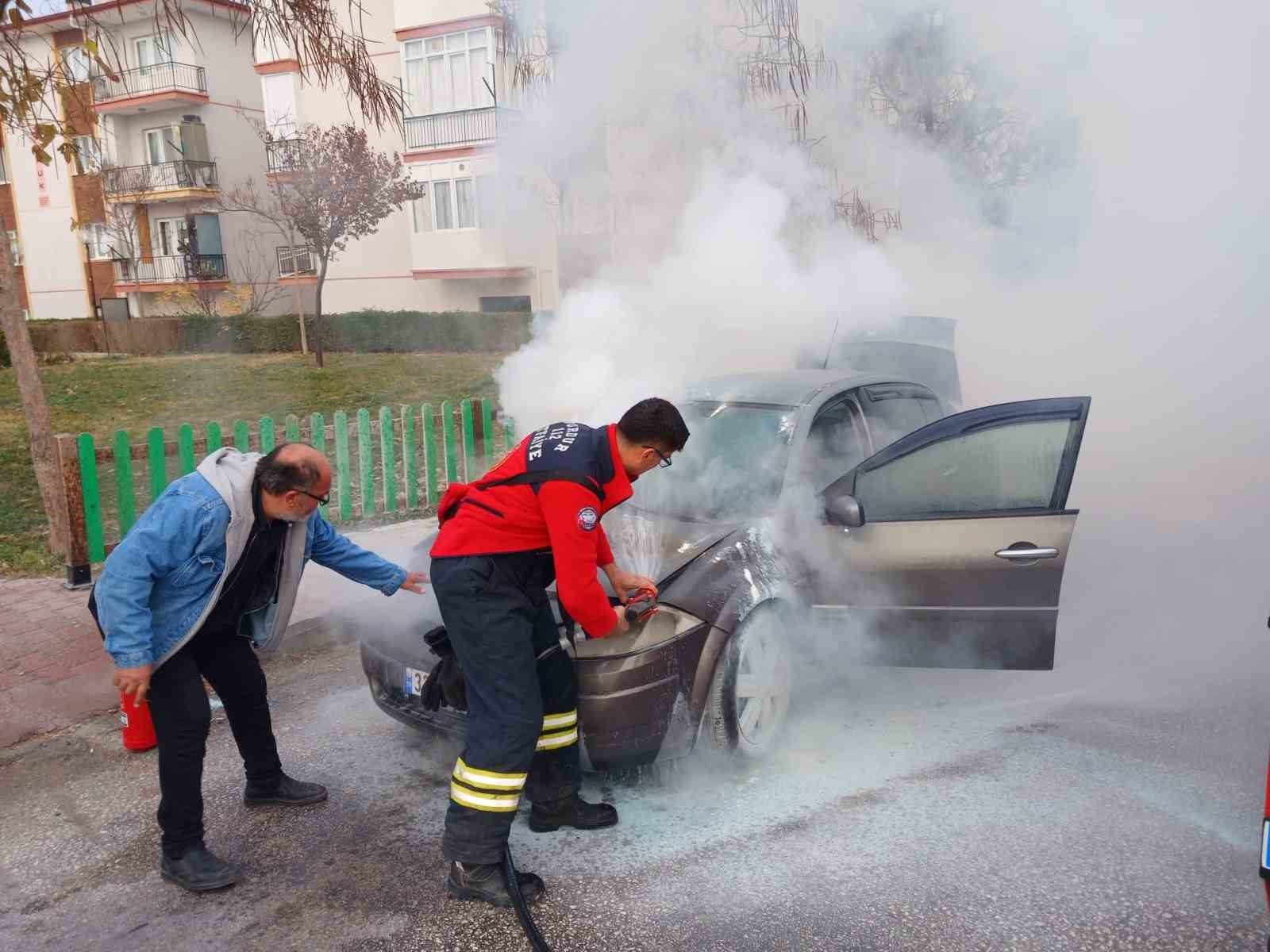 Burdur’da seyir halindeki otomobil yandı