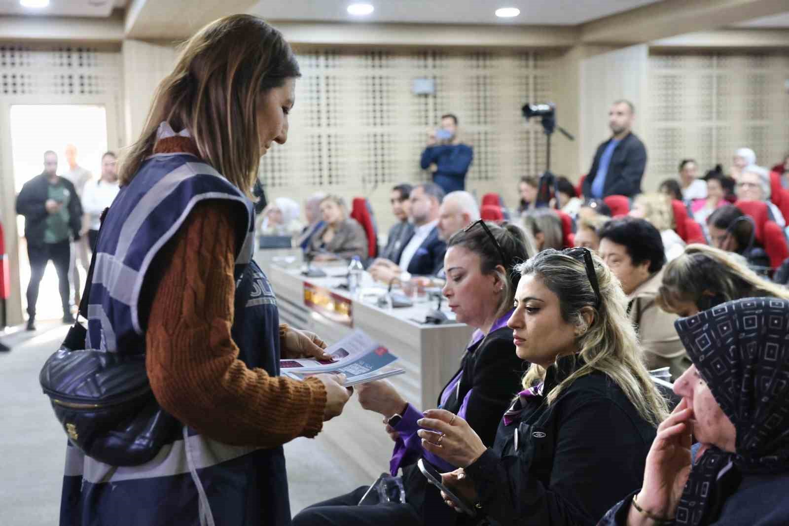 Menemen, kadına şiddete karşı tek ses oldu
