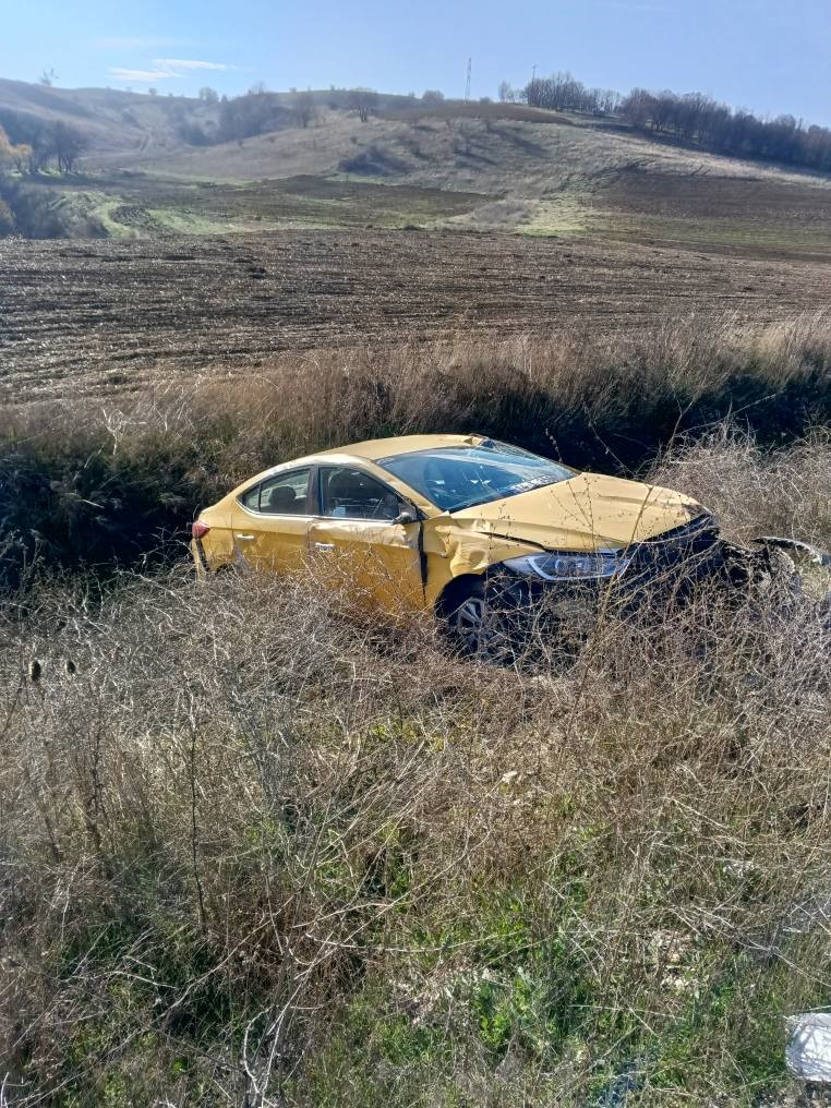 Bolu’da ticari taksi tarlaya uçtu
