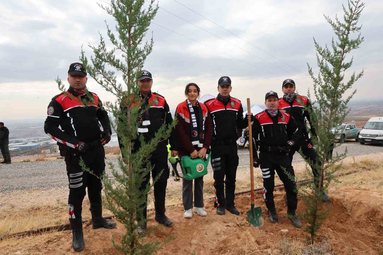 Fidanlar şehitler için toprakla buluştu