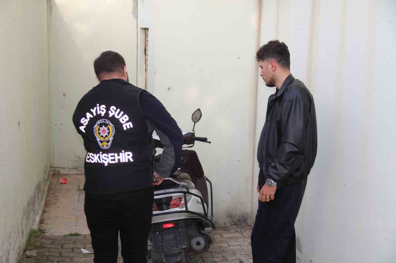 Anahtarı &uuml;zerinde bırakılan motosikletin &ccedil;alınma anı kamerada
