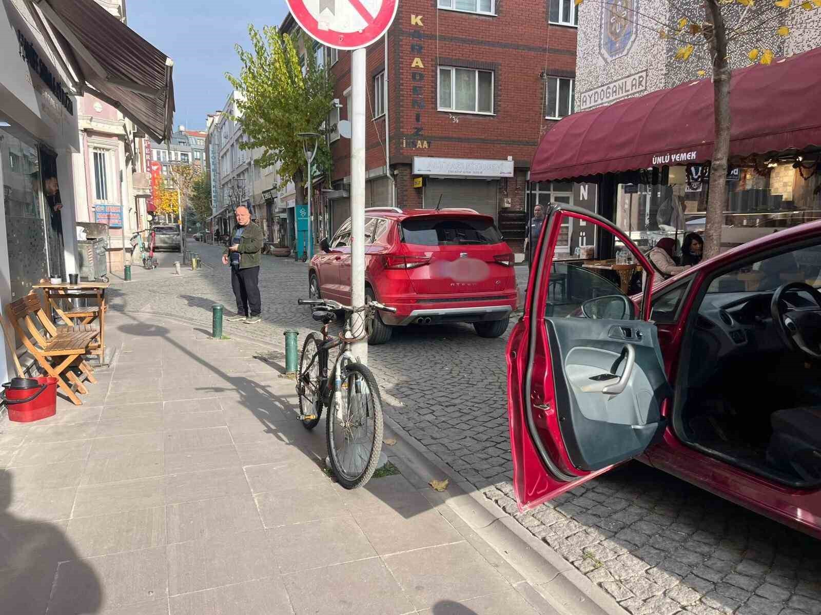 Sokak ortasına otomobilini bırakıp işlerini halletmeye gitti
