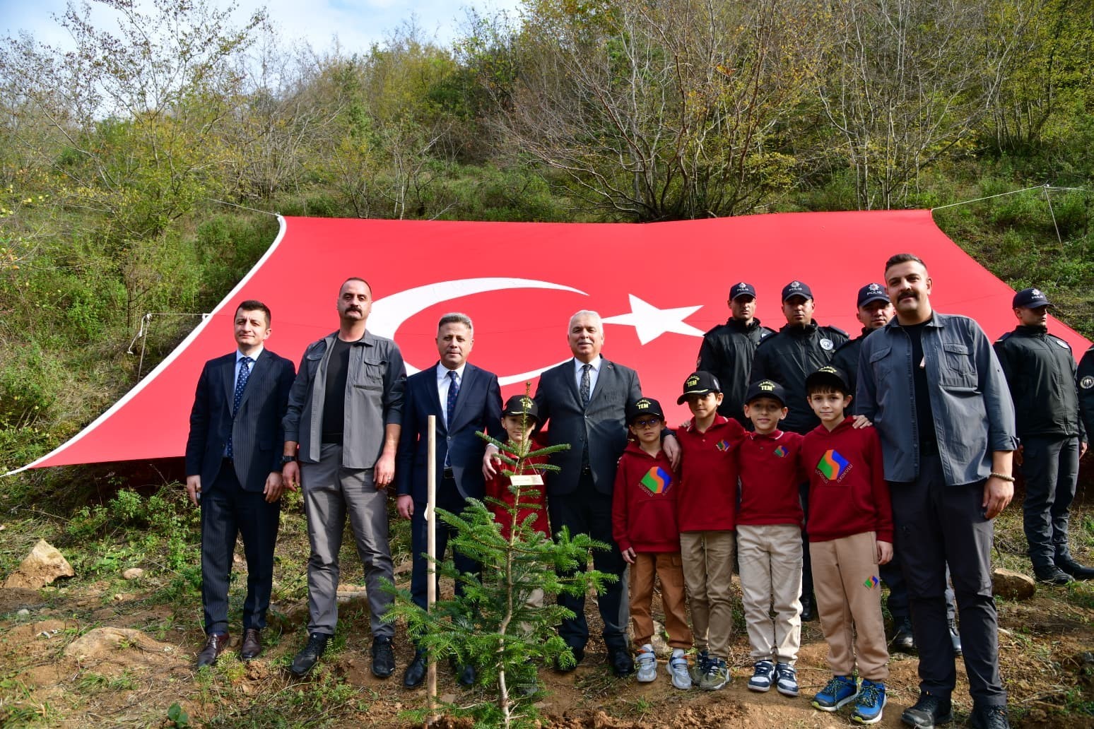 Şehitler için fidan diktiler
