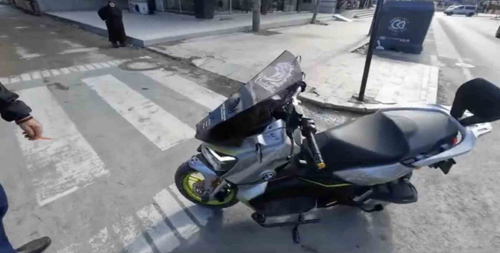 Motosikletten inip yol vermekte direndi: Ben geçmem