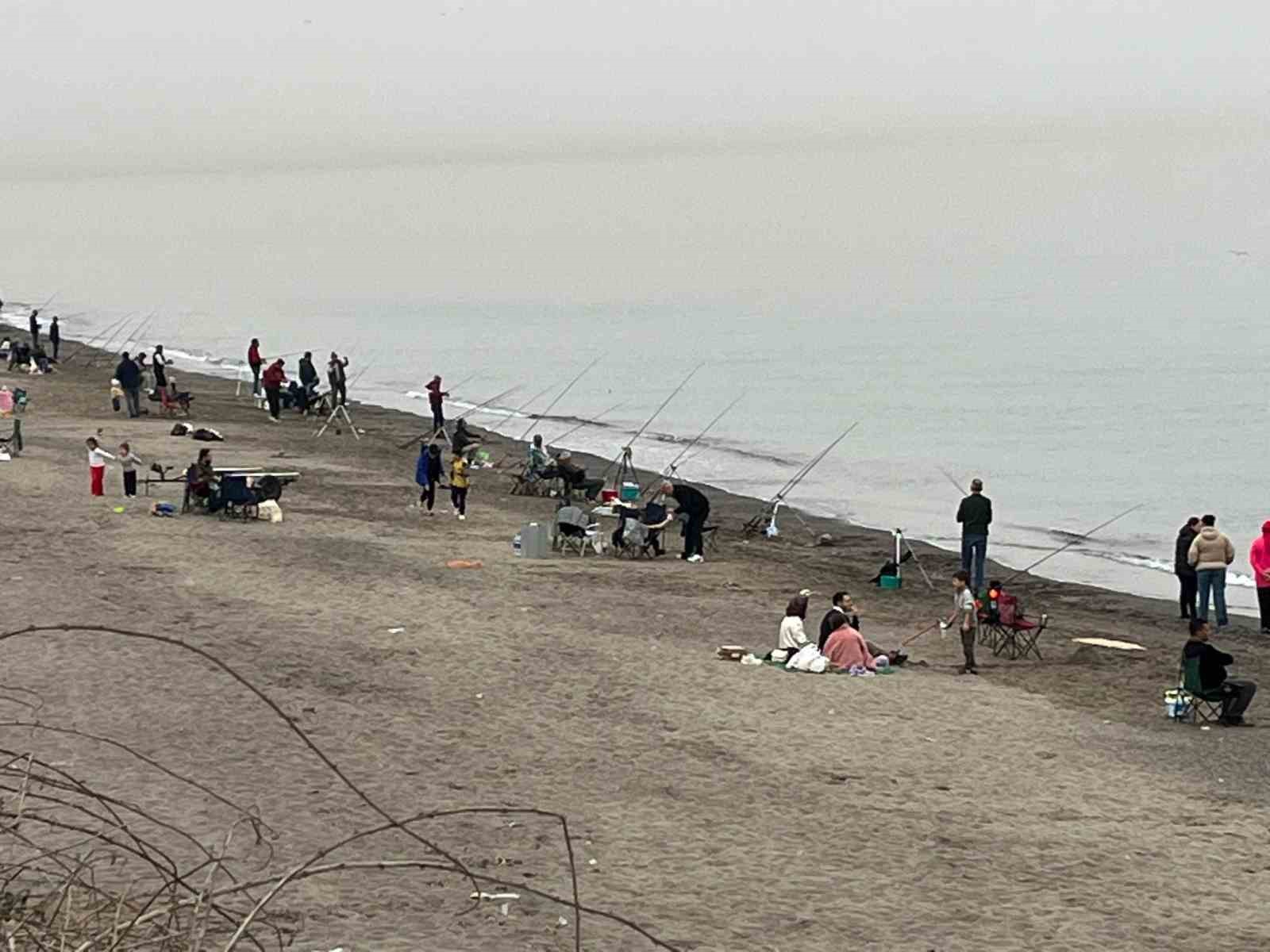 Akçakoca sahilleri olta avcılarıyla dolup taştı