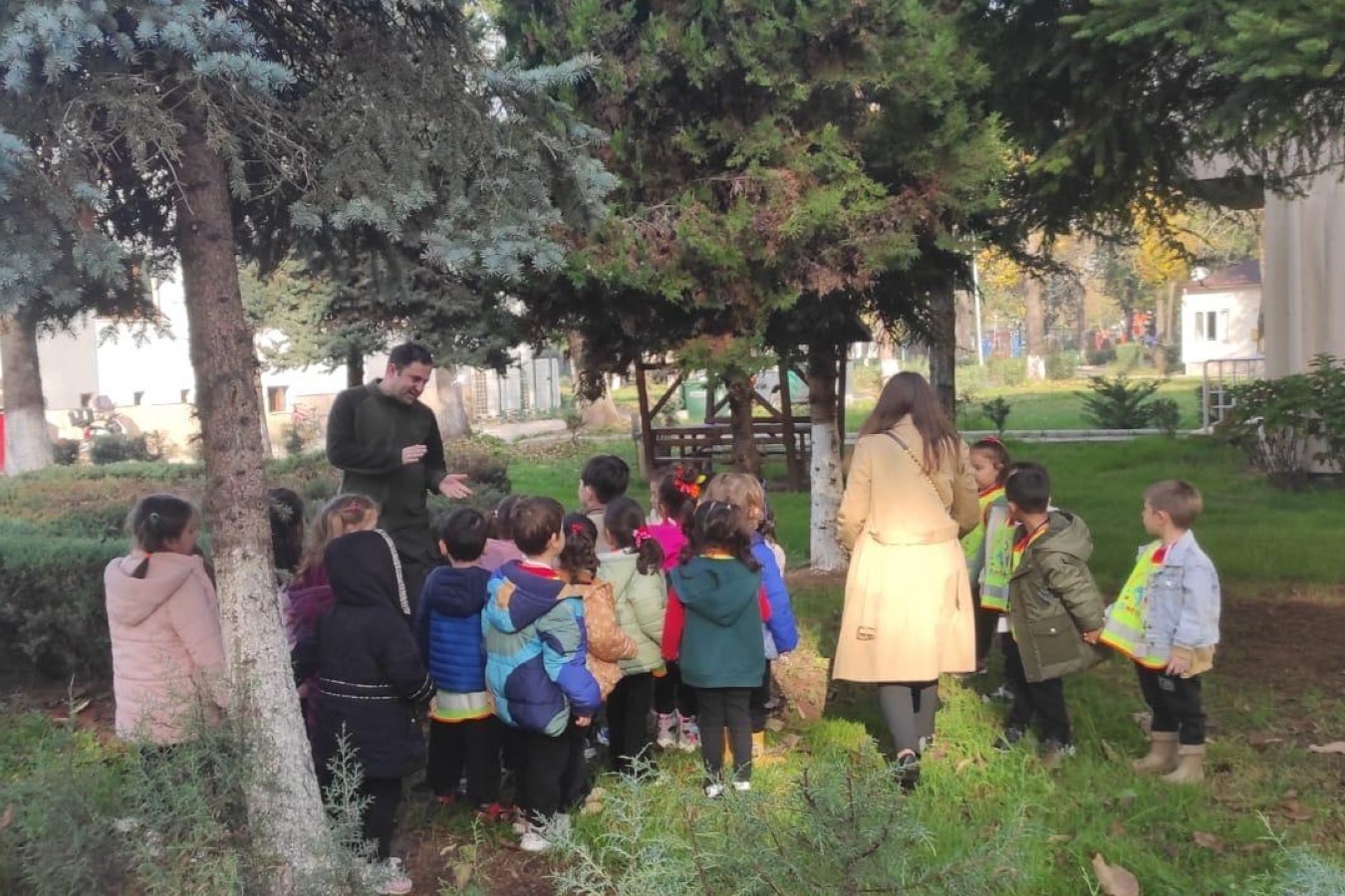 Minik öğrenciler orman ağaçları incelediler
