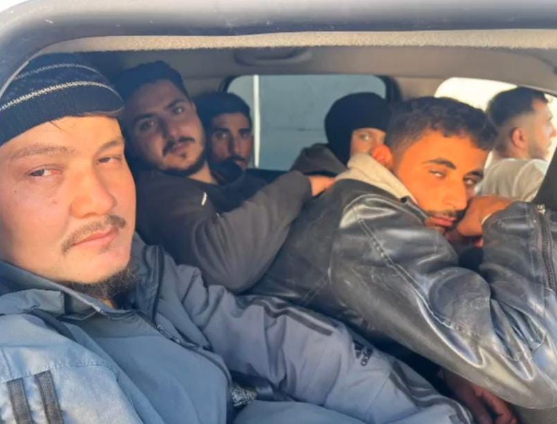 Bagajı bile g&ouml;&ccedil;menlerle dolduran 3 organizat&ouml;r tutuklandı
