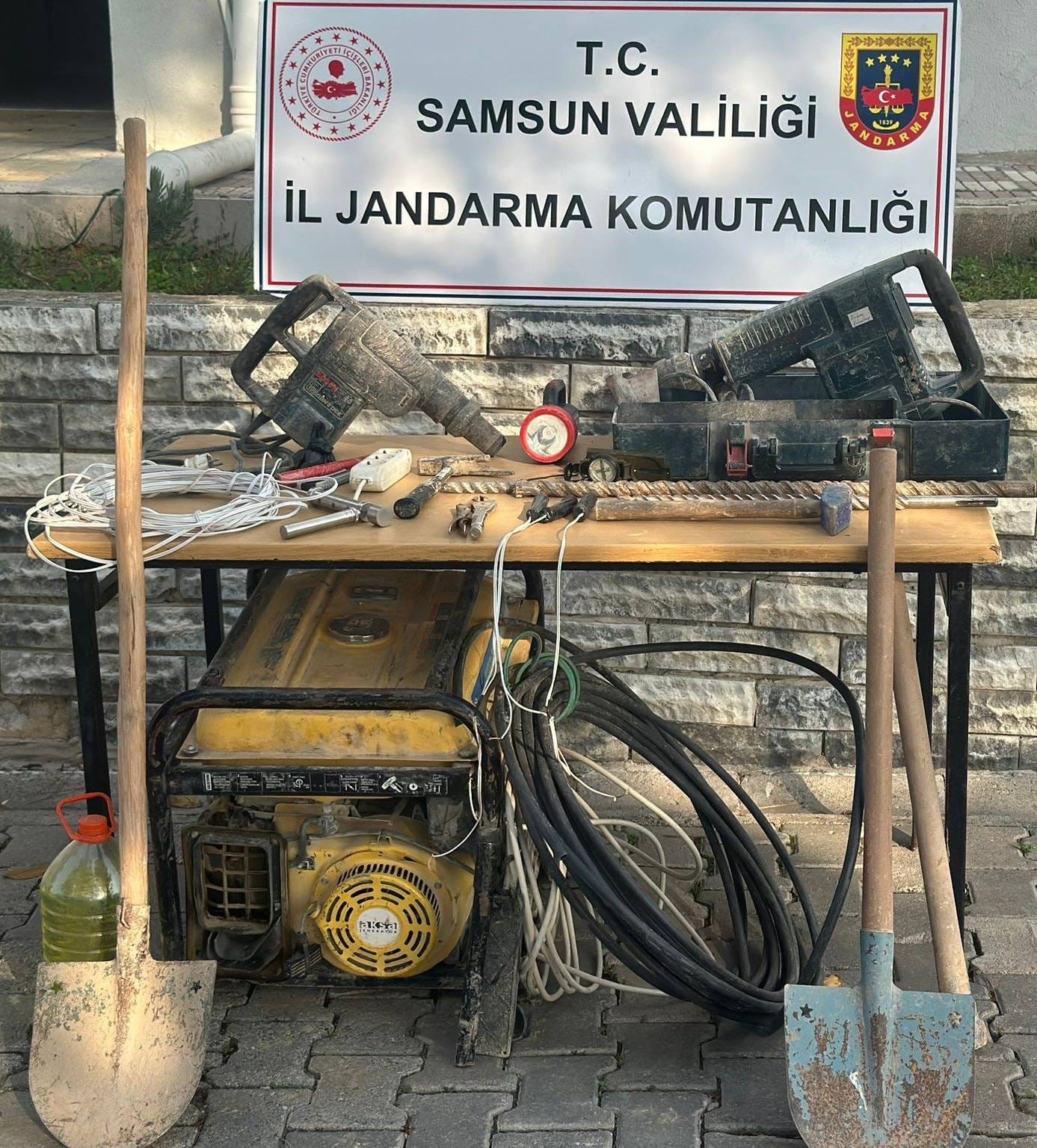 Kaçak kazı yapanlar jandarma tarafından suçüstü yakalandı