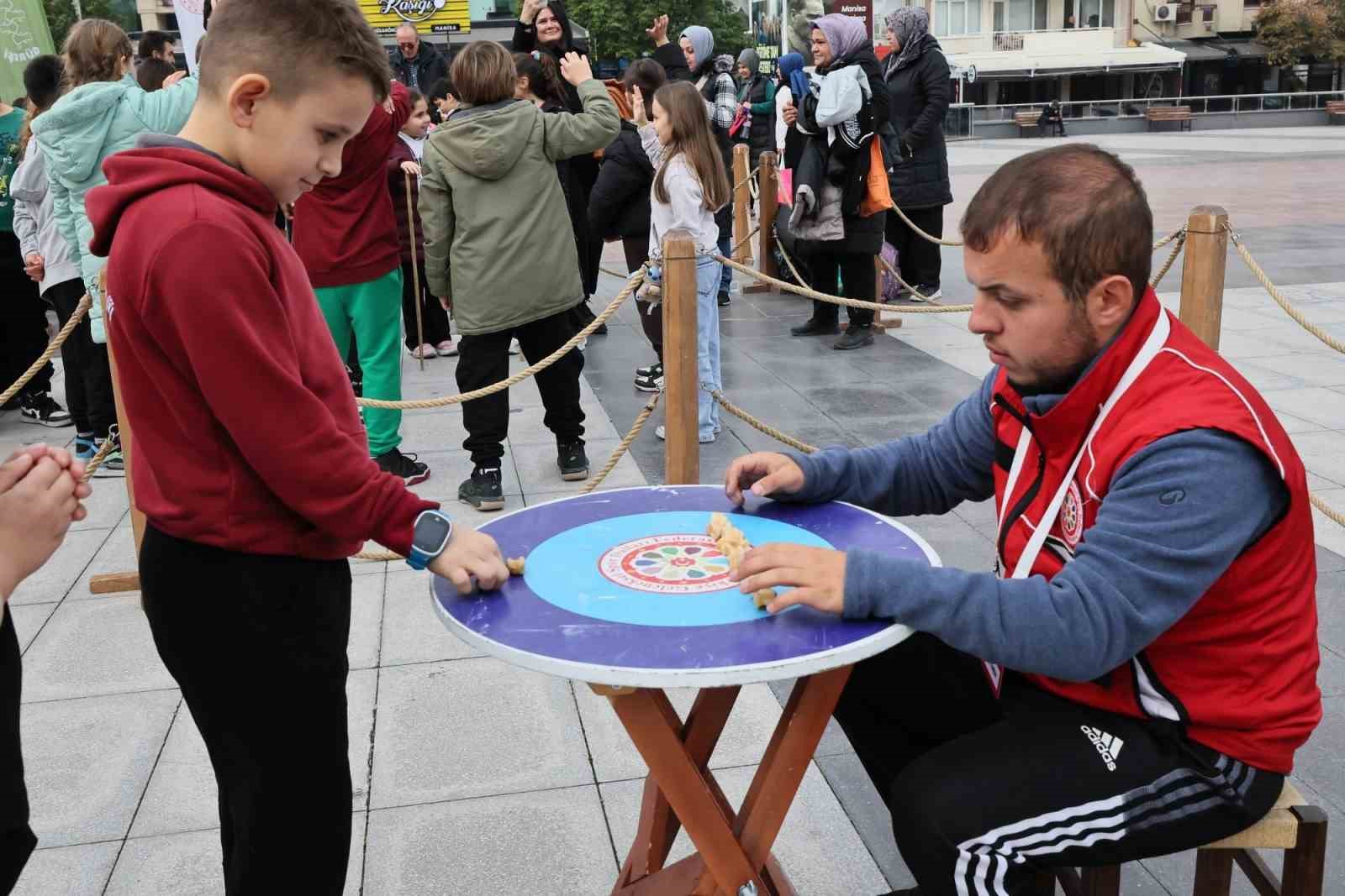 Geleneksel Oyunlar Tırı Manisa&rsquo;da &ccedil;ocuklarla buluştu
