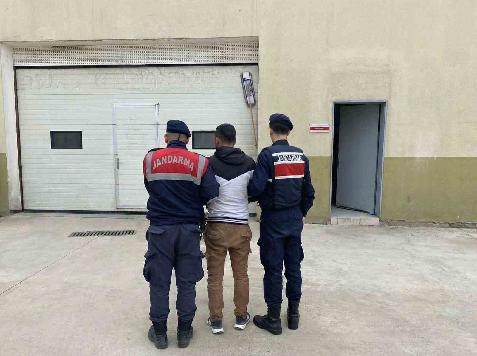 Dolandırıcılık ve yaralama suçlarından 37 yıl kesinleşmiş cezayla aranan şahıs yakalandı