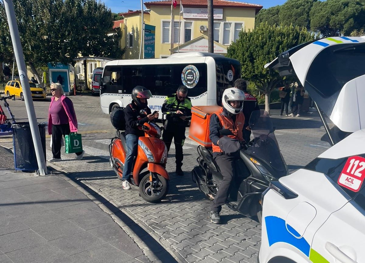 Marmaris&rsquo;te motorlu kuryeler denetlendi

