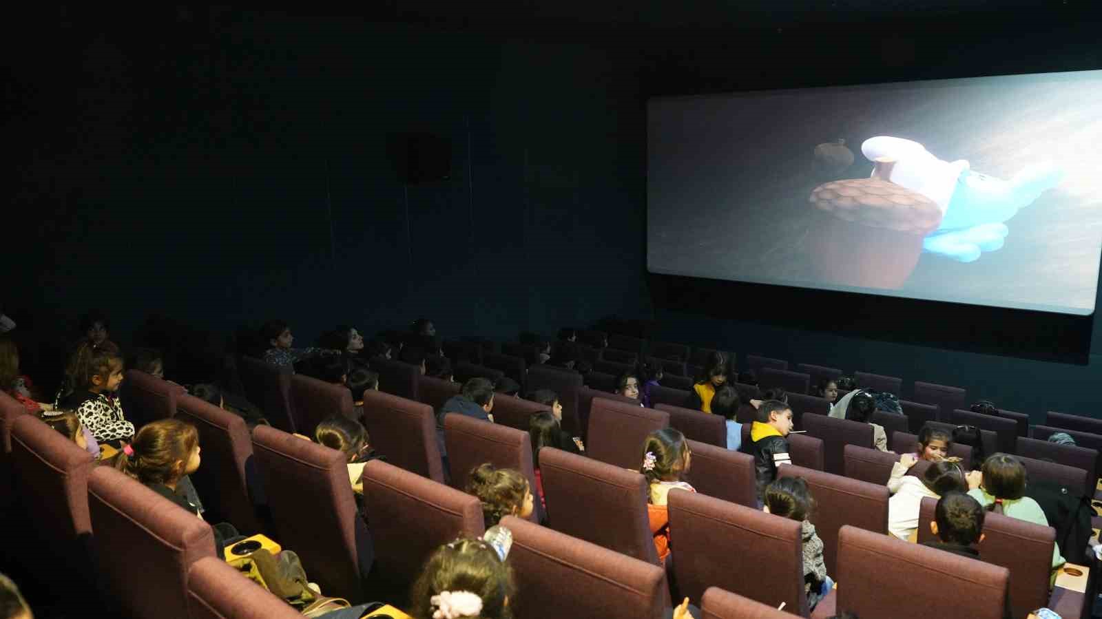 Kadınlar i&ccedil;in film g&ouml;sterimi
