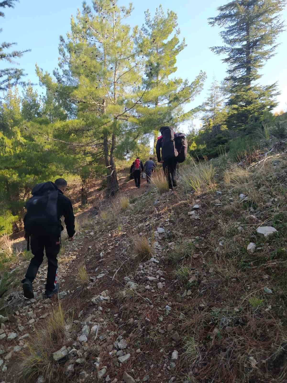 Kayalıklarda mahsur kalan keçiler kurtarıldı