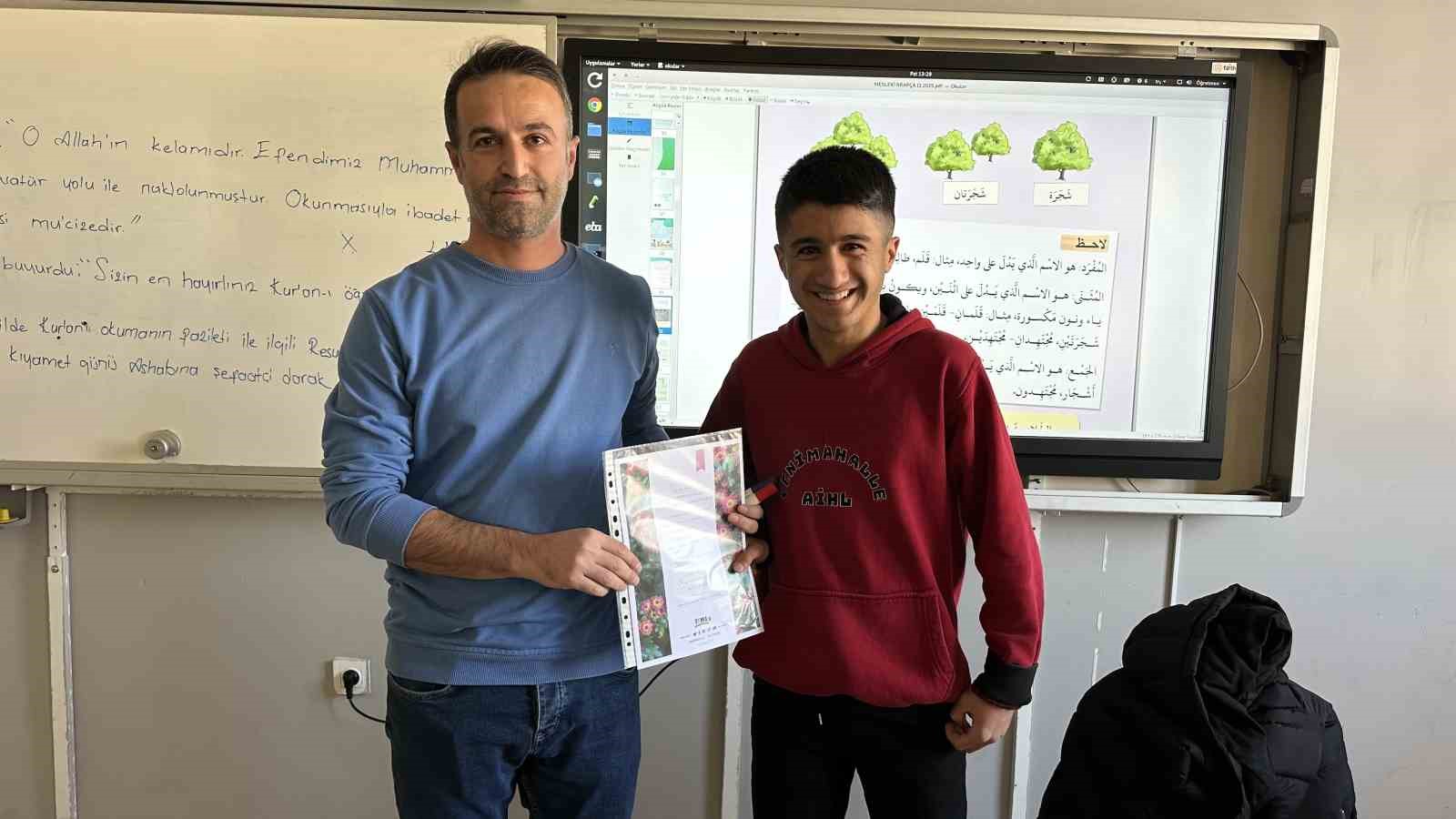 Öğrencilerden öğretmenlere sürpriz: Hazırlanan sertifikalar kendilerine taktim edildi
