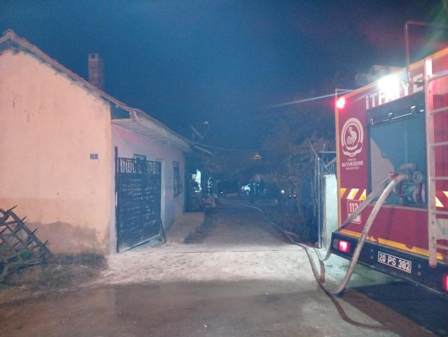 Tek katlı evdeki yangın korkuttu