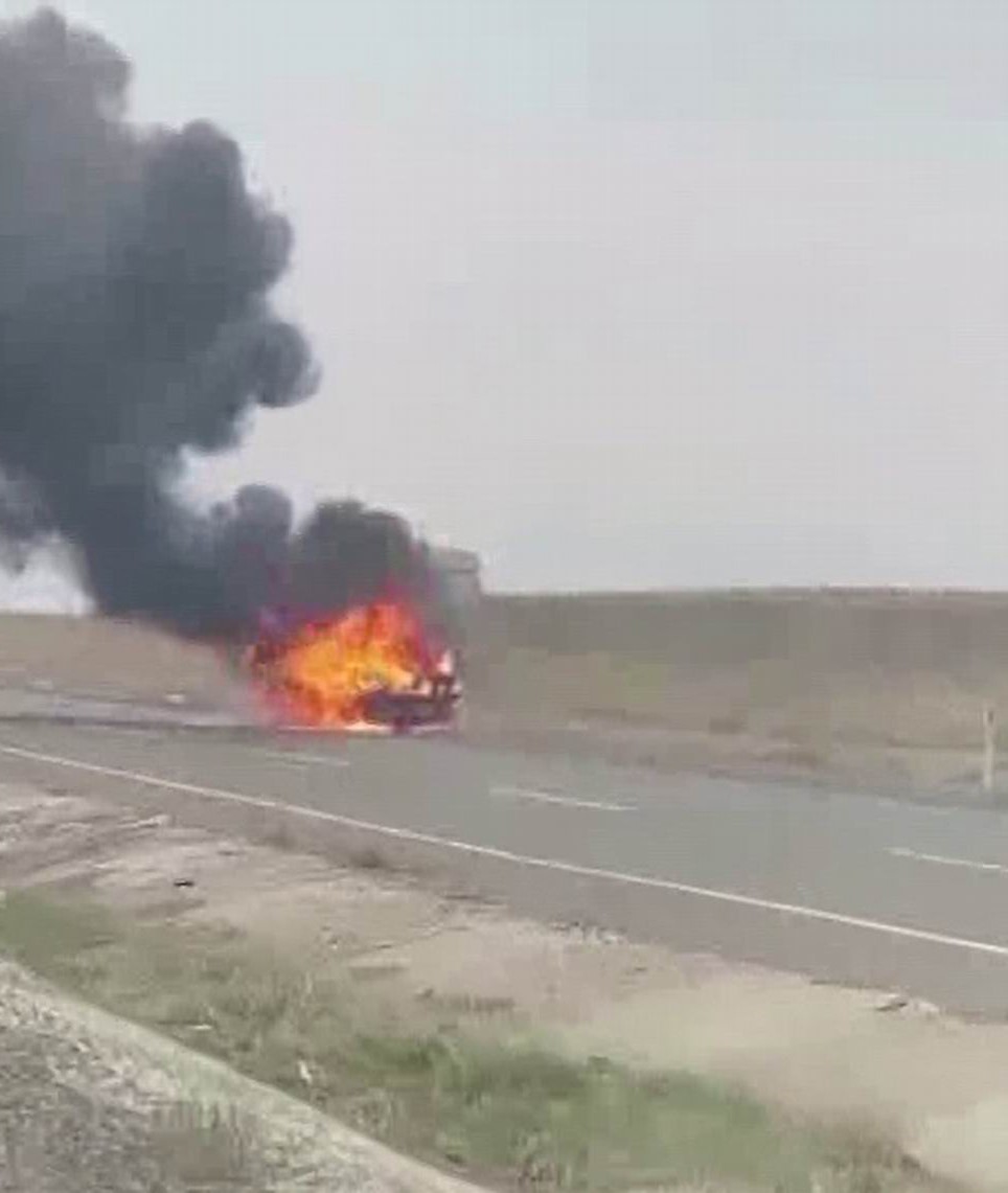 Diyarbakır’da seyir halindeki otomobil alev topuna döndü