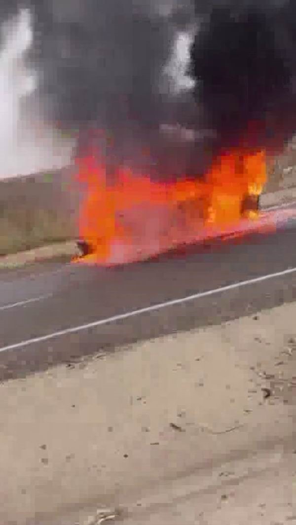 Diyarbakır&rsquo;da seyir halindeki otomobil alev topuna d&ouml;nd&uuml;
